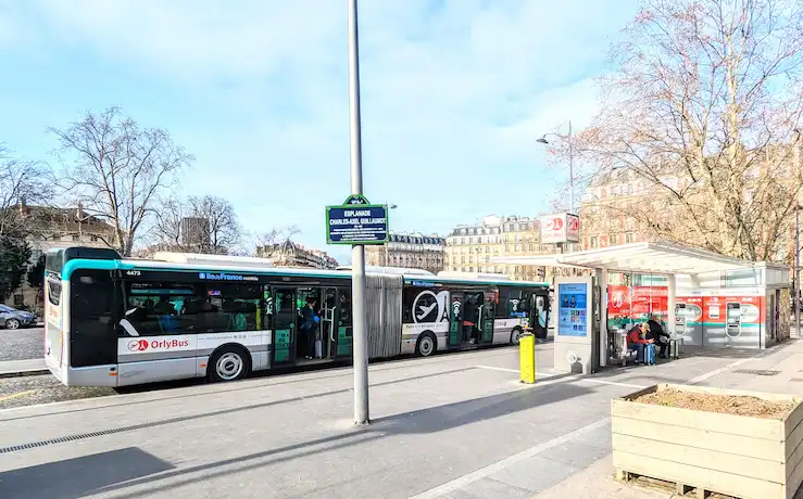 Bus OrlyBus berhenti di Stasiun Antony