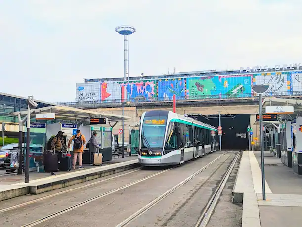 Station de tramway à l'aéroport d'Orly